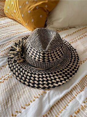 Kathy Jeanne Black & Tan Woven Straw Fedora – Excellent Condition